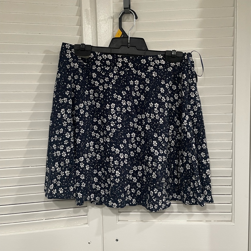 Dress Forum Navy Floral Skater skort size L (fits a medium)